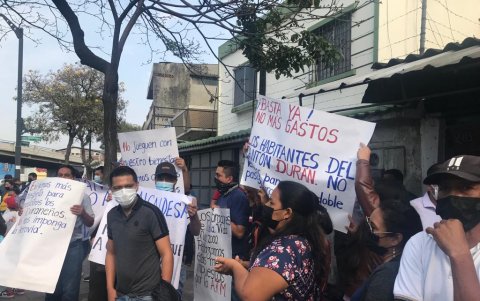 Manifiesto. Diferentes usuarios protestaron por el cambio de las rutas la mañana del lunes 8 de noviembre.
