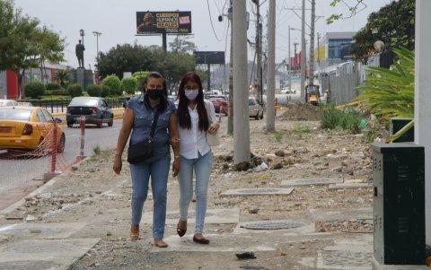Peatones. Para las personas es difícil caminar por una acera que en unos tramos está abierta y en otras está llena de piedras.
