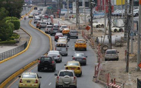 Tránsito.- Así se veía la avenida Carlos Julio Arosemena a las 11:00 del lunes 8 de noviembre.