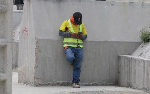 Trabajador.- No se explica la razón por la que en hora de trabajo los obreros están sin laborar en la obra.