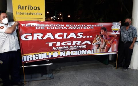 Un cartel para darle la bienvenida a la campeona Lucía Yépez.