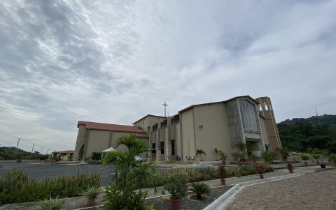 Imponente. Ubicada al fondo de La Joya y Villa Club, en su construcción han participado los padres Julián Cava Asensio, Carlos Reinoso y el actual Alfonso Avilés.