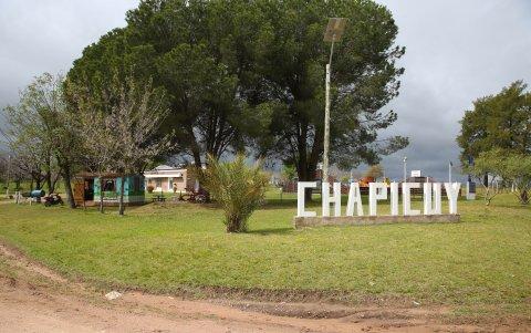 Escenas. Un caballo recorre un campo en Chapicuy, cuyo nombre aparece en letras gigantes y blancas.