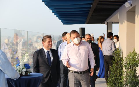 Juan Zapata (d), presidente del COE Nacional, fue invitado y visitó las instalaciones del Blu Rooftop.