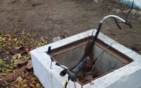 Perjuicio. Además de los cables, también se observan rejillas sustraídas.