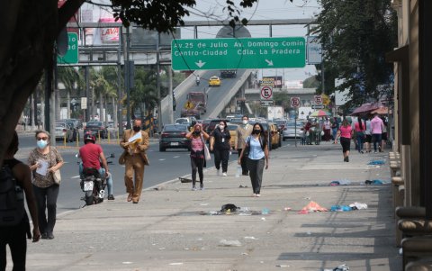 Pasajeros. Los usuarios caminan buscando un transporte que los lleve a su trabajo en las primeras horas de ayer.