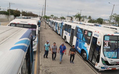 Choferes.- El plantón de buses que se realizó en la avenida 25 de Julio.
