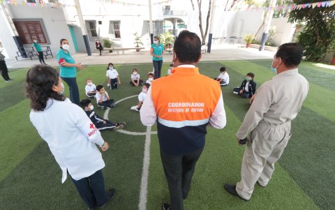 Los estudiantes del Liceo Panamericano reciben charlas de seguridad por parte de personal capacitado.