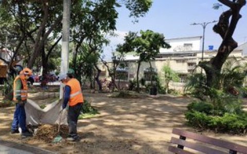 Limpieza. En la etapa 13 de la Alborada se limpian los parques.
