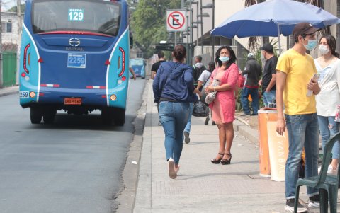 Consecuencias. Los pasajeros corrían al ver  su bus.