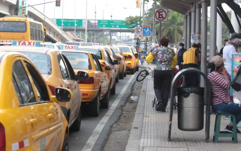 Servicio. Los taxis se tomaron paraderos de la ciudad.
