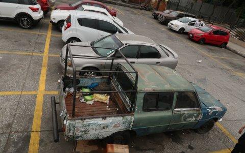 Según los vecinos, este vehículo lleva aproximadamente veinte años en el sitio.