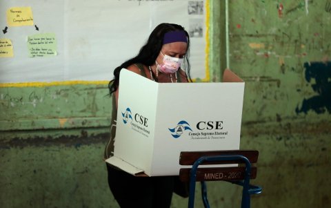 Una mujer vota en las elecciones presidenciales de Nicaragua.