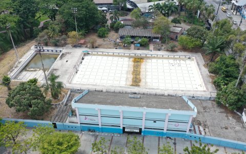 Deterioro. La piscina, ubicada en las calles Venezuela y Guaranda, permanece cerrada desde antes de la pandemia.