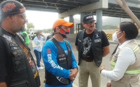 Miembros del club de motociclistas Guayaquil Riders MC también llegaron al sitio para ayudar en la siembra de árboles.