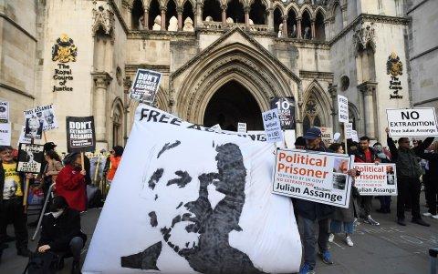 Seguidores del fundador de WikiLeaks, Julian Assange, pedían su libertad el pasado 28 de octubre a las puertas de la Corte de Justicia de Londres.