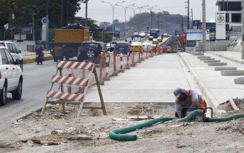 Los obreros apresuran las labores de ampliación de la avenida Carlos Julio Arosemena.