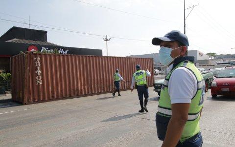 Agentes de la ATM acudieron para dirigir el tránsito y no colapse.