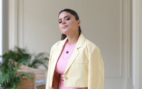 Es fan de las faldas. Asegura que este conjunto rosado combinado con un blazer amarillo pastel lo usaría para una mañana de brunch con amigas.