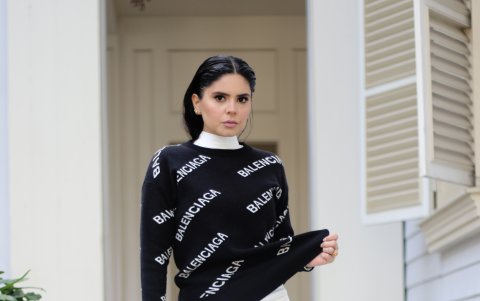 Este es el outfit más formal. Un clásico vestido blanco con aberturas a los lados que le dan un toque muy femenino. Lo combinó con llamativos tacones verdes. Se puede remplazar el jersey negro de Balenciaga por uno de color neutro. ¿Cuándo usarlo? En un bautizo o en un matrimonio en la playa.