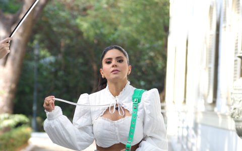 Falda y botas. Le gusta usar cosas que, generalmente, muchas personas evitan, como botas en Guayaquil. Aquí las combinó con una falda jean de print y un crop top blanco. Es ideal para algún evento en la tarde.