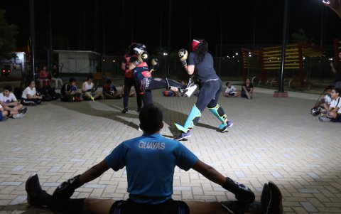 Práctica. Sentado a lo Van Damme, el instructor dirige una pelea.