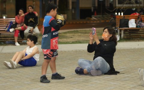 Orgullosa. Una madre de familia le saca una foto a su ‘campeón’.