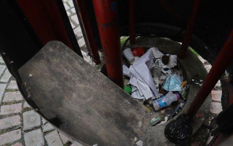 Basura. Las estaciones ahora sirven de botadero de basura.