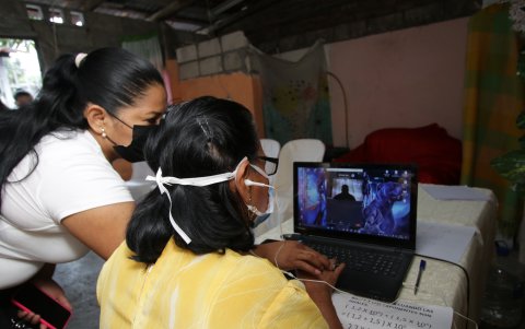El uso de la tecnología se le complica a Rosa Sotamba, pero recibe apoyo de su familia.