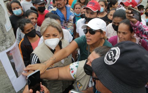 Listado. Familiares verifican nombres en una publicación no corroborada.