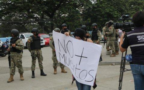 Familiares acudieron con carteles para pedir intervención de las autoridades.