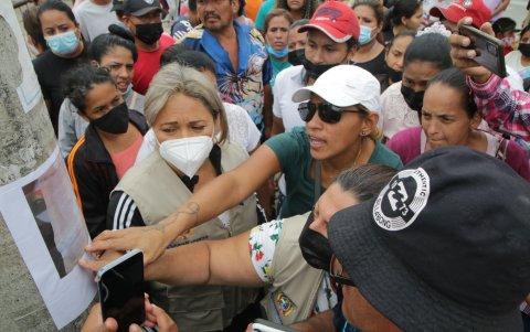 Familiares buscaban los nombres de sus seres queridos en un listado no oficial.