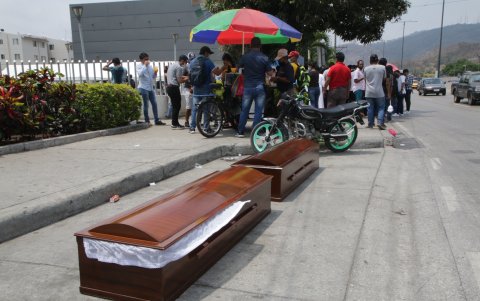 Los parientes llegaban al lugar a confirmar la identidad de los reos fallecidos.