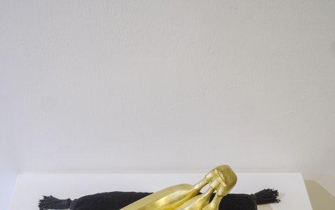 Chiquita. Una de las tres esculturas de bananas bañadas en pan de oro.