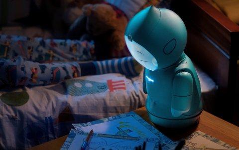 El robot Moxie en posición de reposo por la noche junto a la cama del niño.