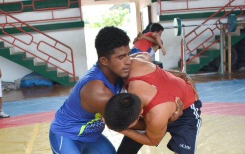 Peter Godoy (i) controla a un adversario durante un combate.