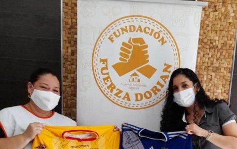 La fundación Fuerza Dorian alista la subasta de camisetas de Barcelona y Emelec.