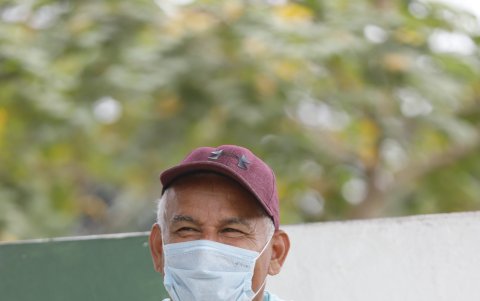 Jimmy  Montanero, exjugador de Barcelona, mira a los nuevos talentos.