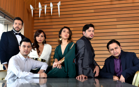 El elenco de Enchufe para el lente de EXPRESIONES.