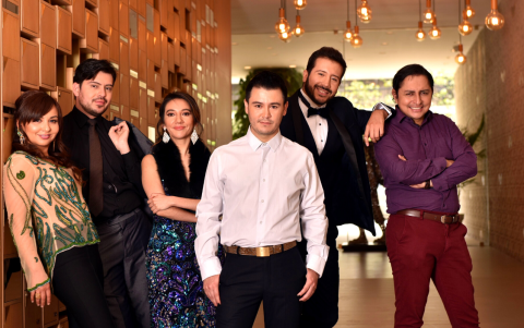 El elenco de Enchufe TV para el lente de EXPRESIONES.