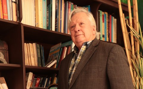 Tiene 75 años y es tío de los hermanos Parra.