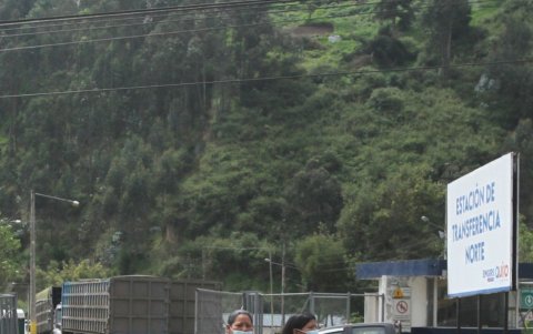 Peligro. En una vía de seis carriles, el paso peatonal elevado más cercano está a un kilómetro.
