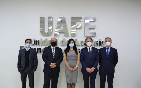 Los representantes de GAFILAT junto con Carla Mera Proaño, exdirectora de la UAFE.