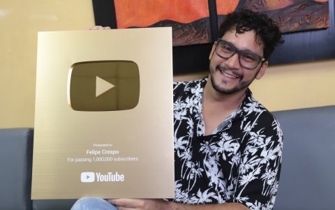 Felipe posa con su placa dorada que solo tienen los youtubers con m{as de 1 millón de suscriptores.
