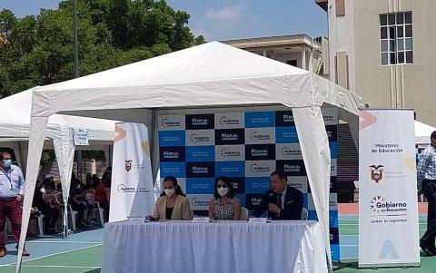 Las ministras María Brown, de Educación; Ximena Garzón, de Salud; y el titular del COE Nacional, Juan Zapata, durante el anuncio de la aprobación del plan de retorno a clases presenciales.