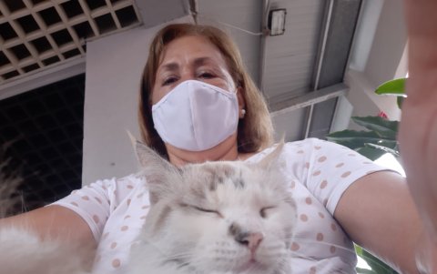 Patricia junto a la gatita Blanquita.