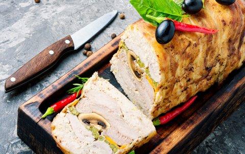 Redondo de carne de pavo rellena hecha al horno.