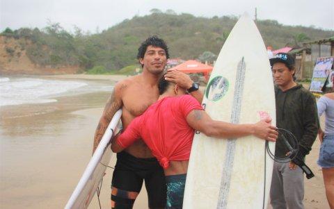 Jonathan Zambrano (d), más conocido como el Gato Chila, es felicitado luego de obtener el título en Montañita.