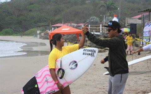 Génesis Borja festeja su título en damas.