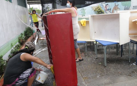 Los padres de familia se han unido para desarrollar mingas de limpiezas en las escuelas donde estudian sus hijos
